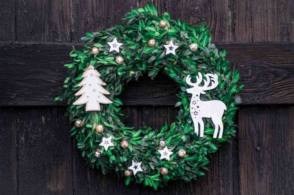 green wreath - bring natural greenery in for the holidays